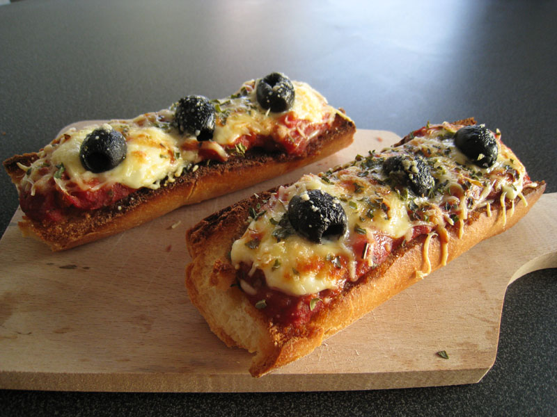 Bruschetta tomate/ fromage rapé