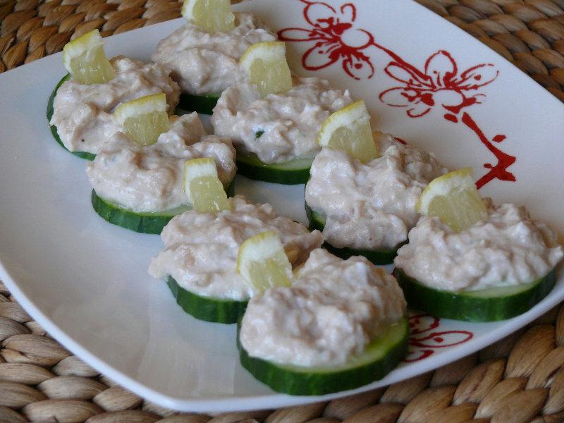 Canapés de concombre à la mousse de thon