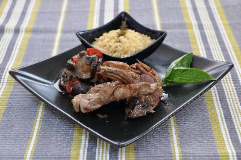Côtelettes d'agneau aux aubergines et poivron rouge