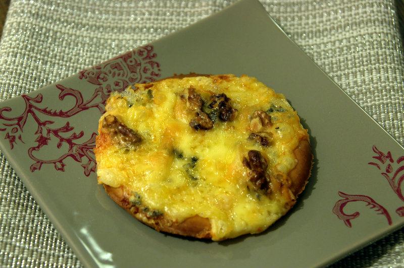 Mini-pizza au roquefort et aux noix