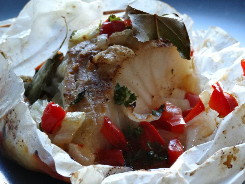 La papillote de cabillaud au poivron rouge et pastis : 252 kcal et 37 g de protéines