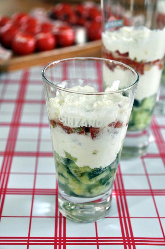 Verrines de tomates, concombre et faissellle