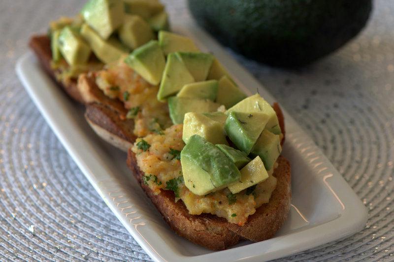 Toasts aux crevettes et l'avocat