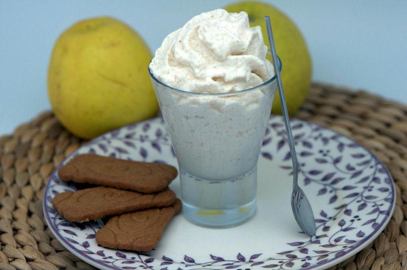 Mousse de pommes à la cannelle et au rhum