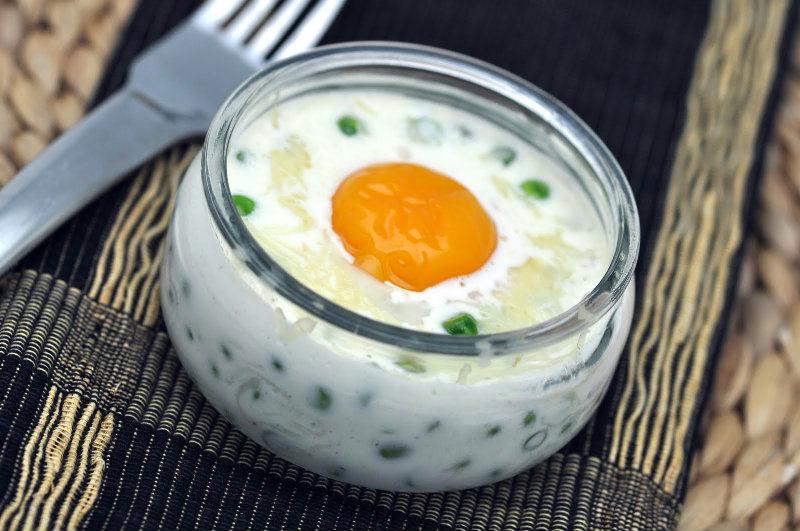 Oeuf cocotte aux petits pois à la crème