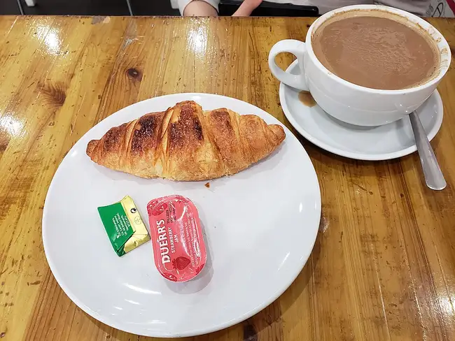 Le croissant au beurre : environ 405 kcal pour 100 g